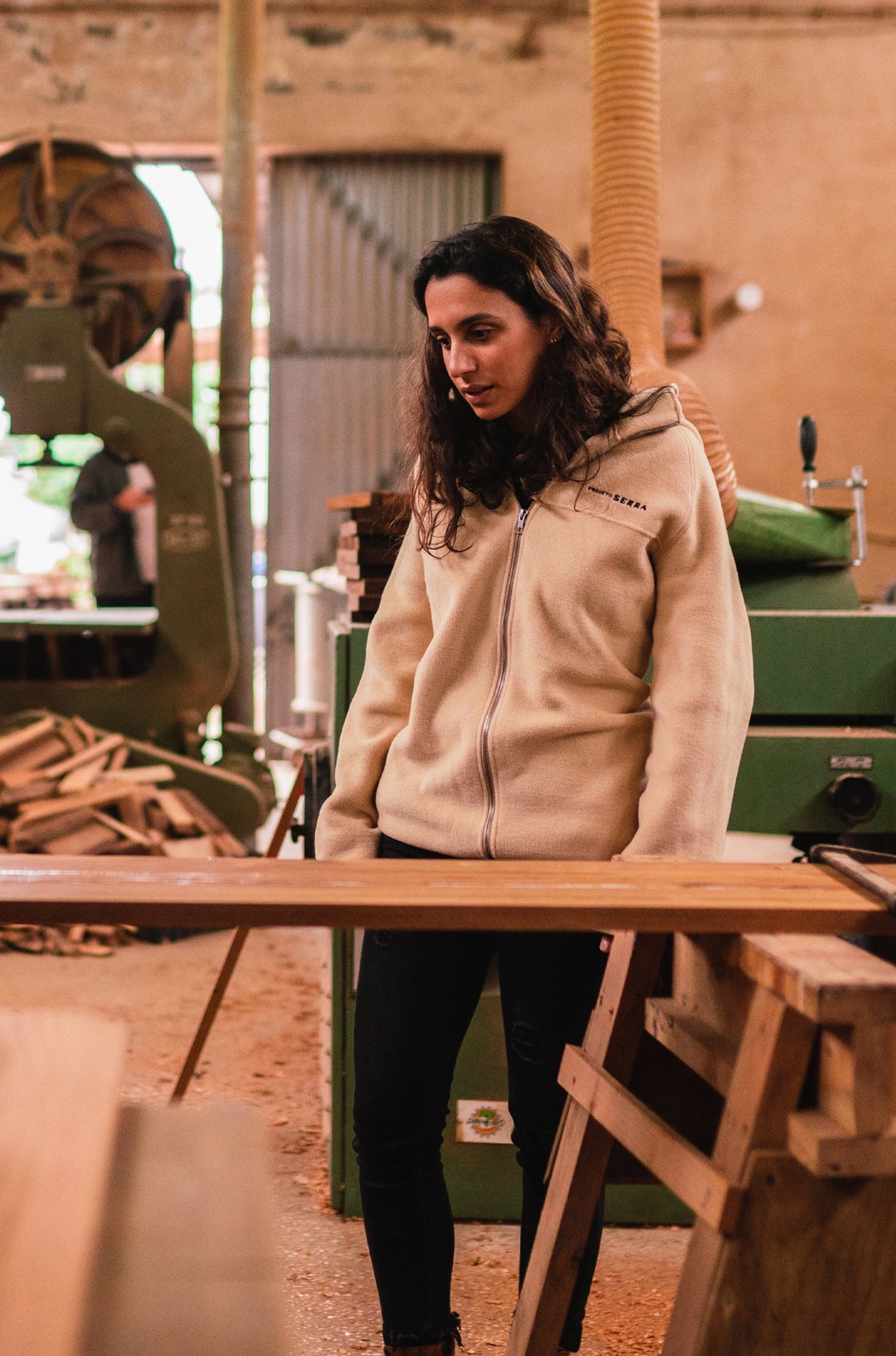 Das mãos marcadas do merceneiro de Monchique que dá vida às cadeiras de tesoura, o Casaco Monchique em malha polar reciclada com zipper em prata velha é a peça que vais querer para os dias frios.
Com gola pregado ao capuz, acabaram-se os arrepios de inverno.