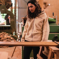 Das mãos marcadas do merceneiro de Monchique que dá vida às cadeiras de tesoura, o Casaco Monchique em malha polar reciclada com zipper em prata velha é a peça que vais querer para os dias frios.
Com gola pregado ao capuz, acabaram-se os arrepios de inverno.