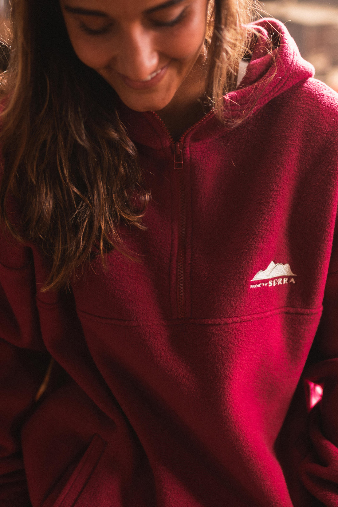 A homenagem ao tanoeiro, figura central da vinha, chega a Camisola “Marão”, serra central na influência no clima do Douro que dá a cor tinto às uvas e à nossa fleece.
Em malha polar reciclada, com capuz e zipper até ao externo, a Marão tem um corte descontraido e oversize para te dar o conforto que precisas.