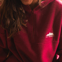 A homenagem ao tanoeiro, figura central da vinha, chega a Camisola “Marão”, serra central na influência no clima do Douro que dá a cor tinto às uvas e à nossa fleece.
Em malha polar reciclada, com capuz e zipper até ao externo, a Marão tem um corte descontraido e oversize para te dar o conforto que precisas.