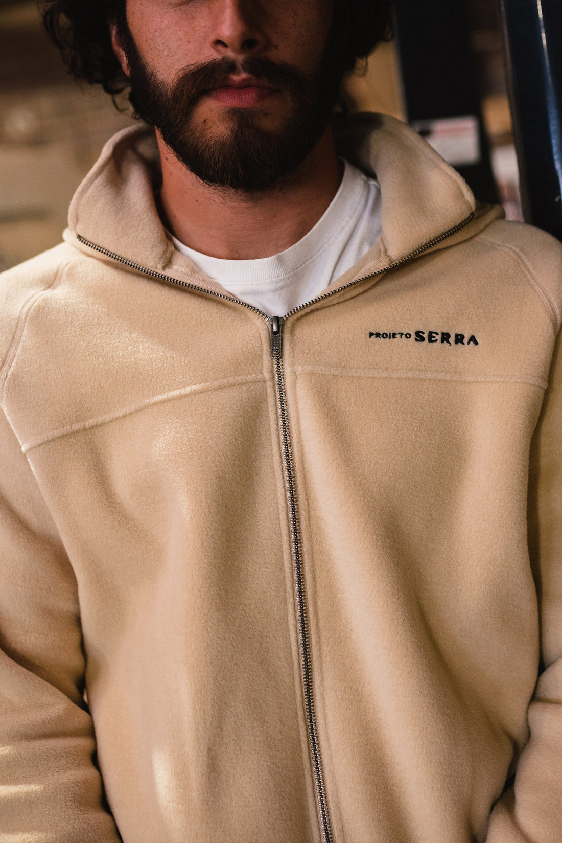 Das mãos marcadas do merceneiro de Monchique que dá vida às cadeiras de tesoura, o Casaco Monchique em malha polar reciclada com zipper em prata velha é a peça que vais querer para os dias frios.
Com gola pregado ao capuz, acabaram-se os arrepios de inverno.