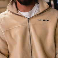 Das mãos marcadas do merceneiro de Monchique que dá vida às cadeiras de tesoura, o Casaco Monchique em malha polar reciclada com zipper em prata velha é a peça que vais querer para os dias frios.
Com gola pregado ao capuz, acabaram-se os arrepios de inverno.