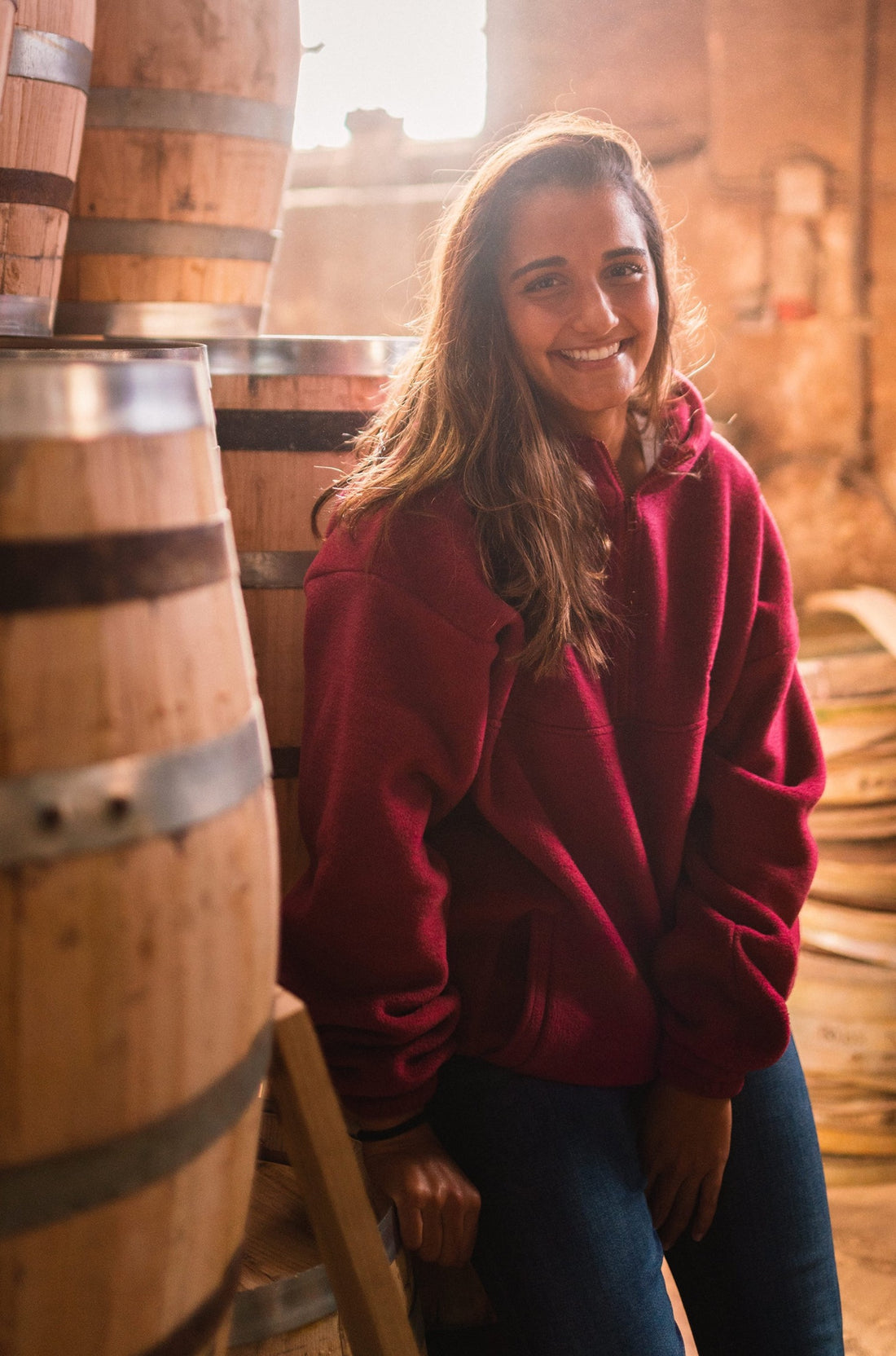 A homenagem ao tanoeiro, figura central da vinha, chega a Camisola “Marão”, serra central na influência no clima do Douro que dá a cor tinto às uvas e à nossa fleece.
Em malha polar reciclada, com capuz e zipper até ao externo, a Marão tem um corte descontraido e oversize para te dar o conforto que precisas.