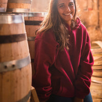 A homenagem ao tanoeiro, figura central da vinha, chega a Camisola “Marão”, serra central na influência no clima do Douro que dá a cor tinto às uvas e à nossa fleece.
Em malha polar reciclada, com capuz e zipper até ao externo, a Marão tem um corte descontraido e oversize para te dar o conforto que precisas.