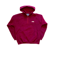 A homenagem ao tanoeiro, figura central da vinha, chega a Camisola “Marão”, serra central na influência no clima do Douro que dá a cor tinto às uvas e à nossa fleece.
Em malha polar reciclada, com capuz e zipper até ao externo, a Marão tem um corte descontraido e oversize para te dar o conforto que precisas.